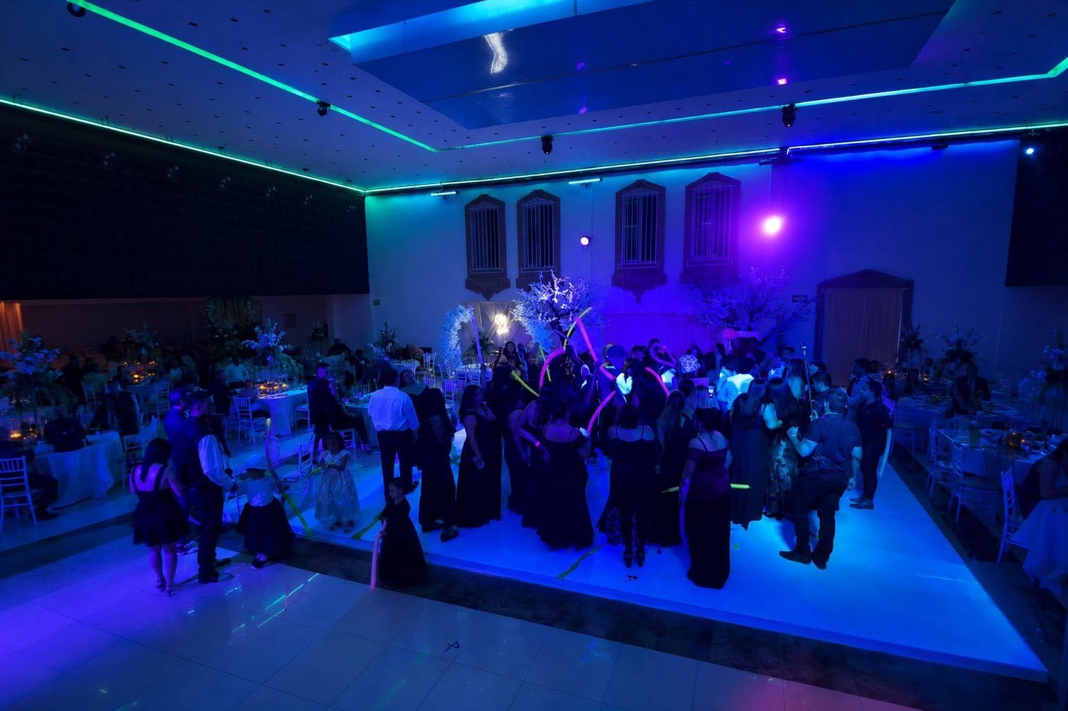Pista de baile iluminada durante un evento nocturno