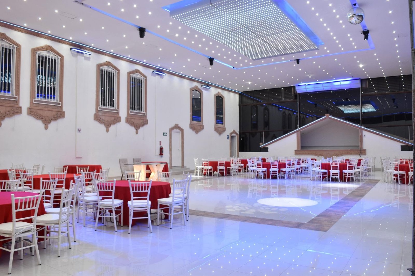 Salón principal con techo de estrellas LED y pista de baile