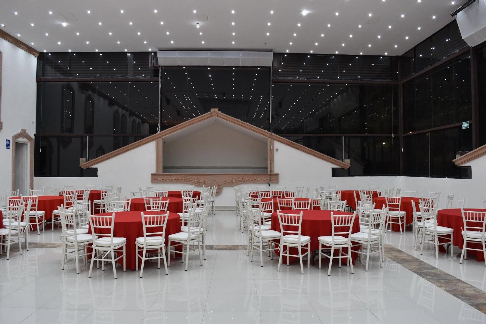 Interior del salón con el frontón de cantera
