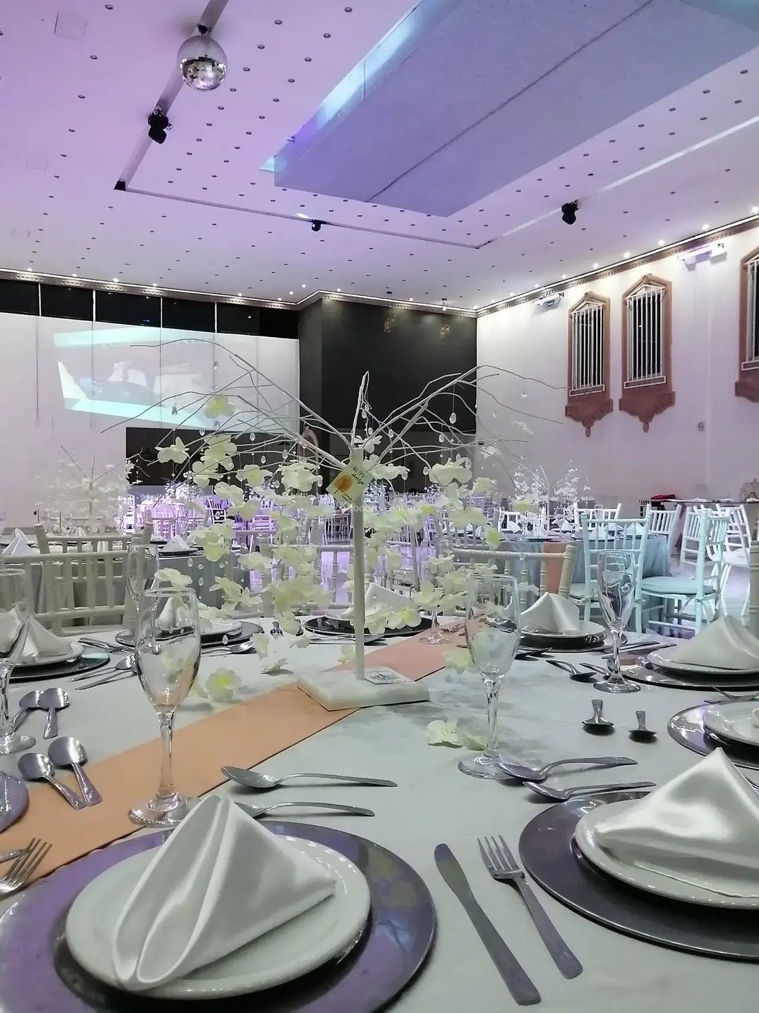 Montaje de mesa con vajilla y centro floral
